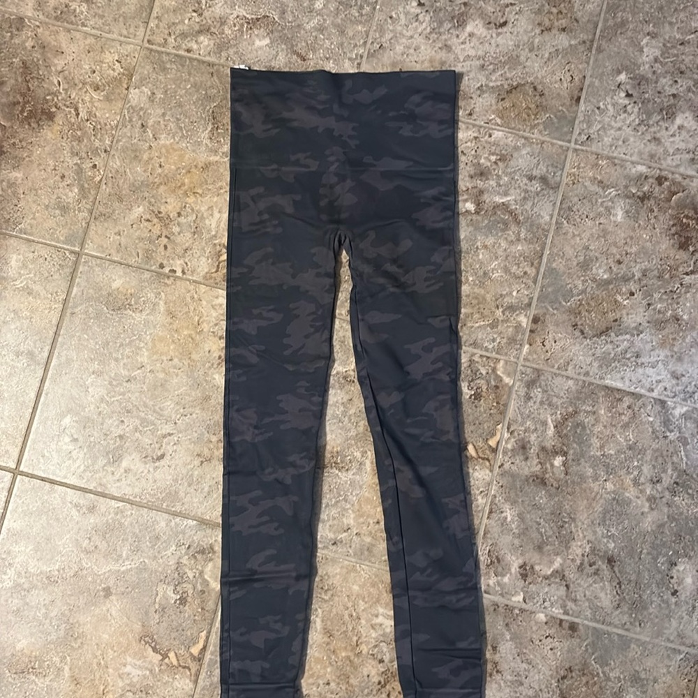 Spanx, black camo, full length legging, excellent condition.  Size M